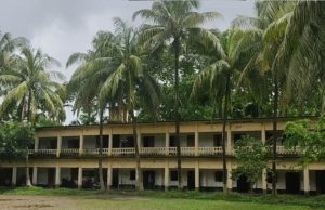 খসে পড়ছে শত বছরের পুরাতন মাদ্রাসার ছাদ, আতঙ্কে শিক্ষার্থীরা