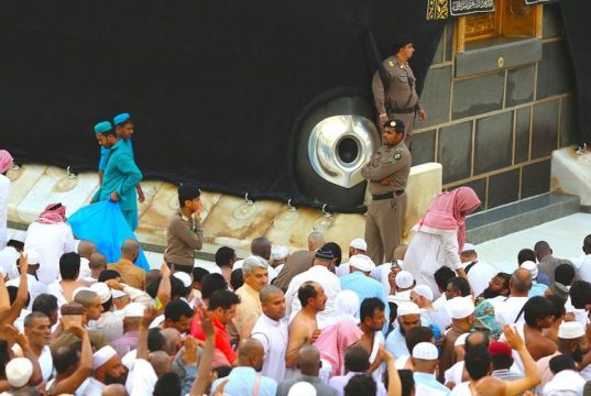 তাওয়াফের সময় হাজরে আসওয়াদের সামনে দাঁড়িয়ে না থাকার নির্দেশ